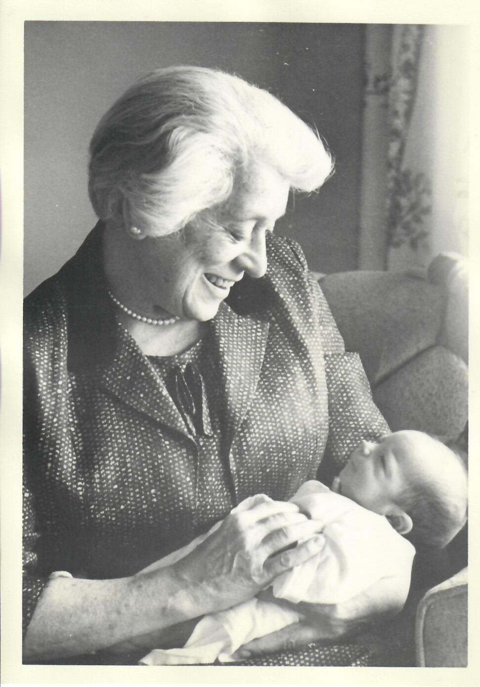 Betty Lewy Culman and grandaughter Victoria Culman, c. 1962